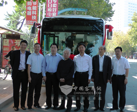 专家领导考察中上汽车有限公司第三代电车