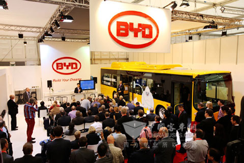 比亚迪出口贸易事业部副总经理陈永平在新闻发布会上讲话