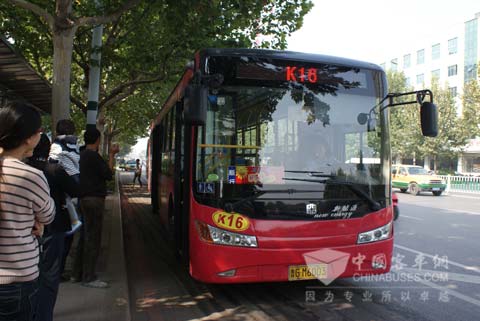 等候乘客的中通新能源公交车