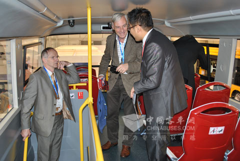 外国观众参观安凯客车