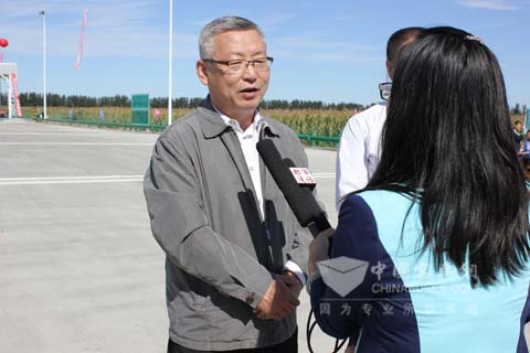 内蒙古自治区运管局局长苏辉接受当地记者采访