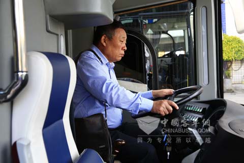 中国公路学会客车分会秘书长裴志浩评审金旅客车10米一层半客车