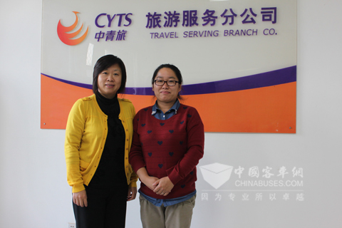 中青旅控股股份有限公司旅游服务分公司市场销售部经理王旭(左)与销售部业务主管王丽