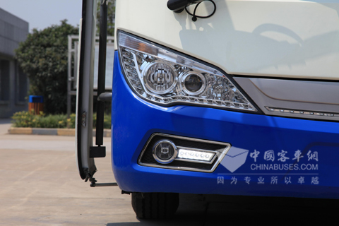 大灯灯罩下部、左右大灯之间和下方雾灯周围点缀的LED灯让该款客车更具时尚感