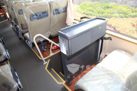 中门位置的饮水机采用了超薄设计