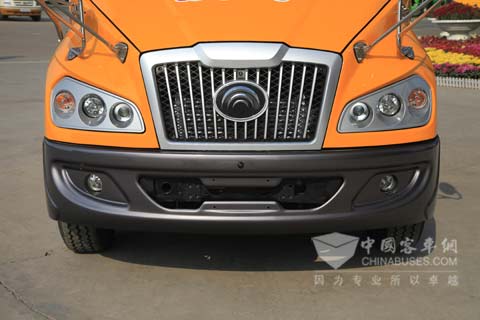 “小飞侠”校车装备了厚度为5mm的全钢制前保险杠