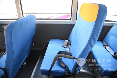 座椅采用了软性材料,均配有两点式安全带