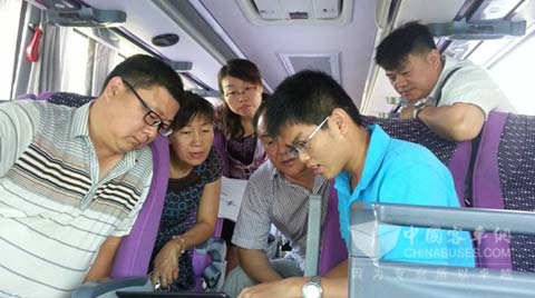 伊运集团管理层实车体验龙翼科技