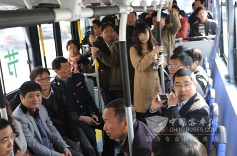 社会各届及媒体代表试乘金华电动公交