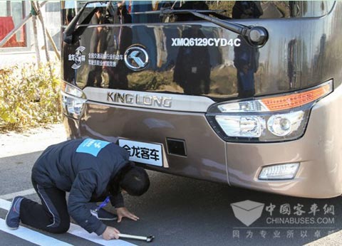 比赛开始选手进行发车前安全检查