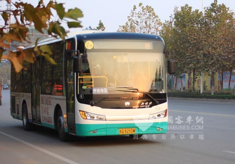 行驶在临沂市7路上的中通混合动力客车