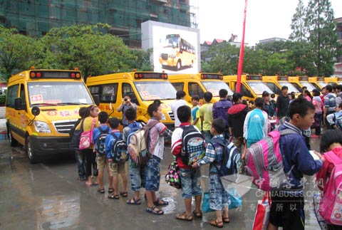 孩子们即将乘坐海格爱心校车回家