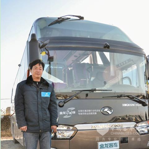 冠军施健与竞赛用车XMQ6129Y5