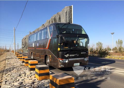 金龙龙翼杯赛道模拟悬崖行驶路段