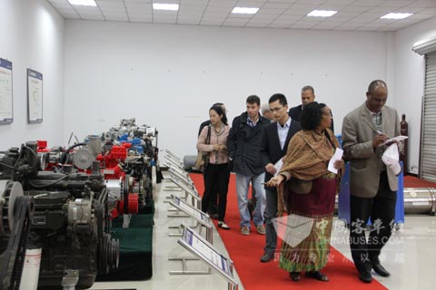 莫桑比克客户参观恒通燃气发动机陈列室