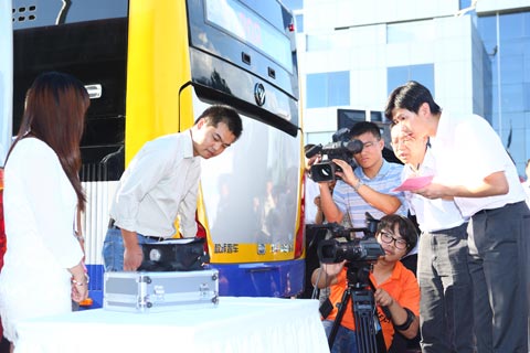 工作人员现场为福田LNG客车进行PM2.5尾气检测