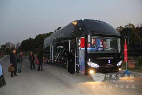 亚星维特思达高端客车—“黑金刚”