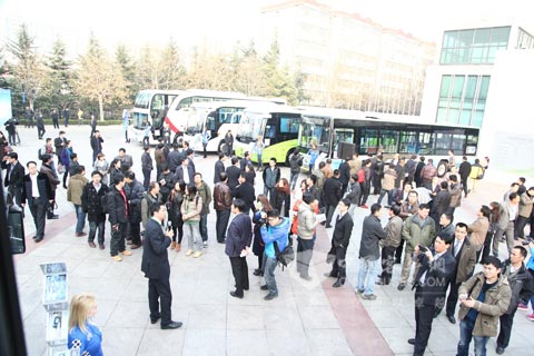 嘉宾们在福田欧辉产品体验区进行互动体验