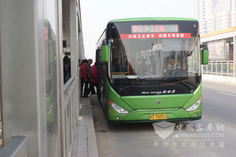  等待乘客有序上车的15路中通新能源客车
