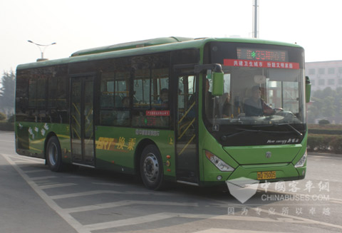  即将到达BRT换乘中心的35路中通新能源车