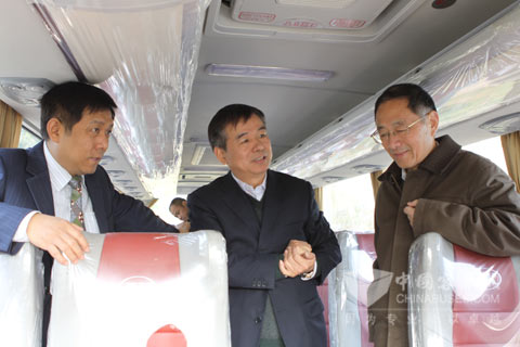 与会嘉宾参观安凯客车