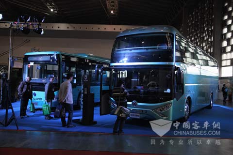 展会上的申龙SLK6129层半豪华公路客车和SLK6109纯电动城市公交客车