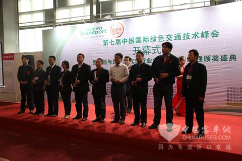 申龙技术中心新能源科长宋一中(右二)上台领奖