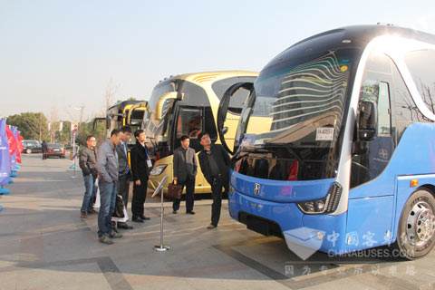  嘉宾鉴赏亚星新品