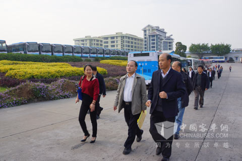 中国高等教育学会专家团参观金旅生产基地