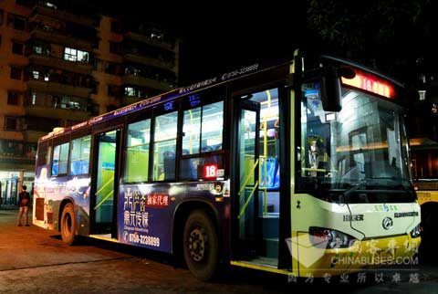 夜间充好电的海格新能源公交