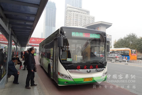 保定街头的宇通节能与新能源客车
