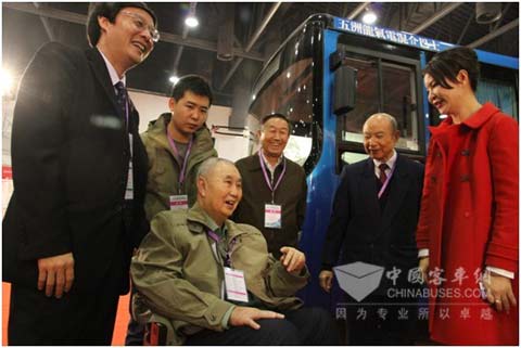   叶挺长子叶正大中将参观五洲龙新能源客车