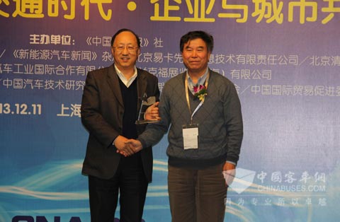 重庆恒通电动客车总经理邓平获得“2013年年度市场商业模式”人物称号  