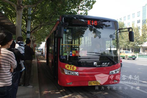 运行在潍坊市区的中通新能源公交车