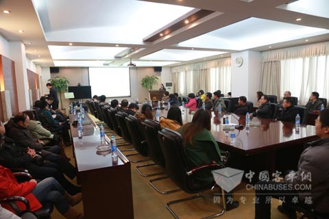 大家同坐一桌进行交流