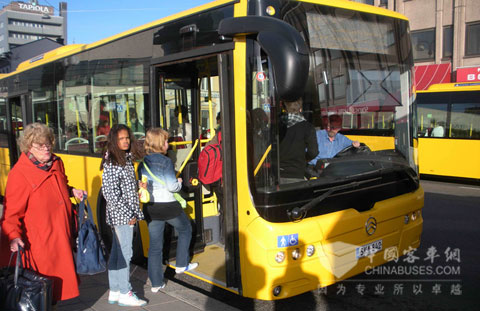 行驶在芬兰28路公交线路上的金旅