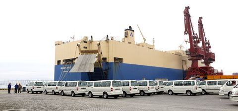 1200辆金旅轻客在厦门现代码头装船出海，运往埃及