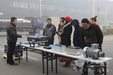 图:参观睿控核心零部件