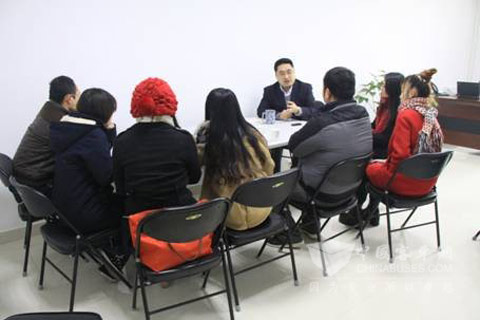 图:宇通技术研究院常务副院长李高鹏向到访媒体介绍睿控