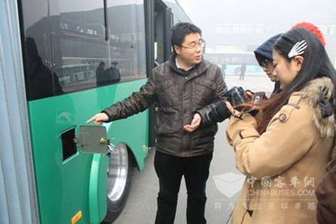 图:搭载睿控的插电式混合动力公交只需380V交流电即可实现快速充电