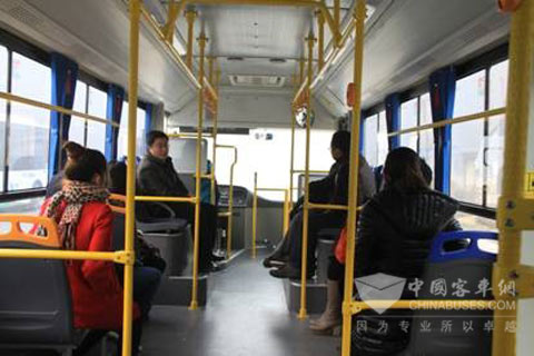 图:睿控让公交车厢内变得十分安静,丝毫不影响车内人们的交流