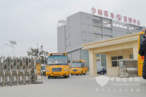 少林牌专用校车缓缓驶出营销中心大门，服务荥阳