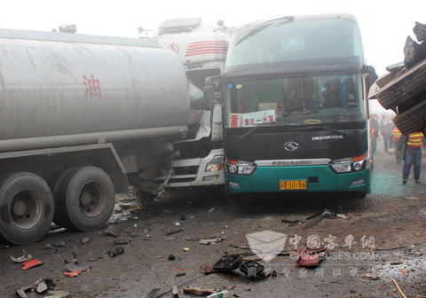 劫后余生的XMQ6129Y5,车牌号右侧黑色饰盒中装有发挥前向防撞功能的毫米波雷达