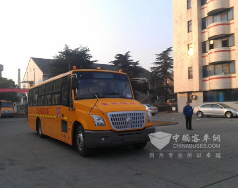亚星校车发往青岛