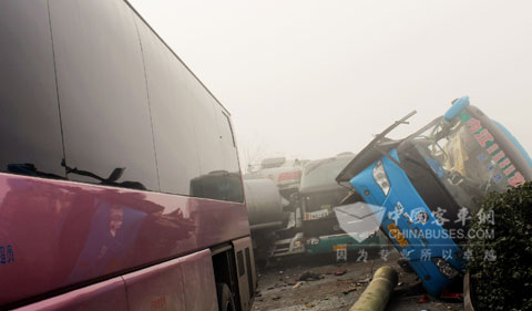 事故现场多辆大客车追尾或侧翻,后部绿色客车为无人受伤的大金龙6129Y5