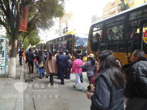 拉巴斯市民纷纷搭乘体验金龙客车