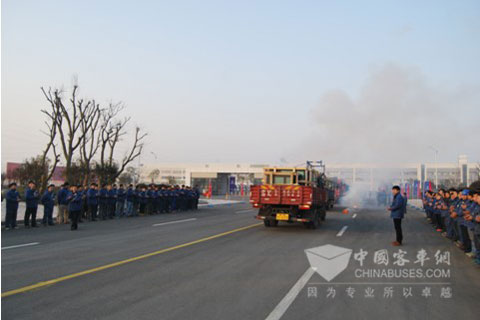 员工列队欢迎公司乔迁