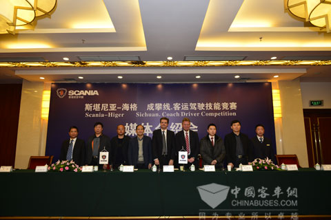 西昌三和运业有限公司总经理邱林,攀枝花运业有限公司党委书记周保洁,成都蜀捷运业有限公司总经理蓝疆,西昌三和运业有限公司董事长肖朝刚,斯堪尼亚销售中国有限公司董事总经理苏博伦,斯堪尼亚销售中国有限公司巴士及客车销售总监马瑞胜,斯堪尼亚销售中国有限公司客车销售部周擎阳,金龙汽车联合工业苏州有限公司销售公司副总经理闫德玺,个人总成绩第一名西昌三和运业有限公司彭亮合影