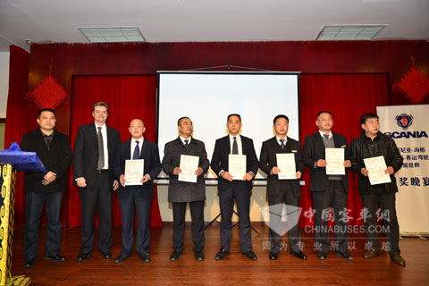 西昌三和高速有限公司董事西昌汽车运输(集团)有限公司总经理彭建松,斯堪尼亚销售中国有限公司董事总经理苏博伦和三家参赛公司个人一等奖选手合影