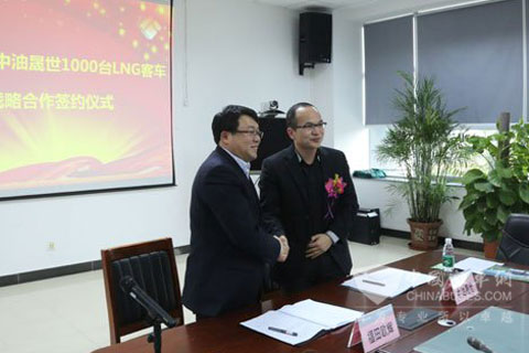 　　福田汽车副总裁、欧辉客车事业部常务副总经理范现军与深圳市中油晟世能源有限公司总经理刘宇明签署战略协议
